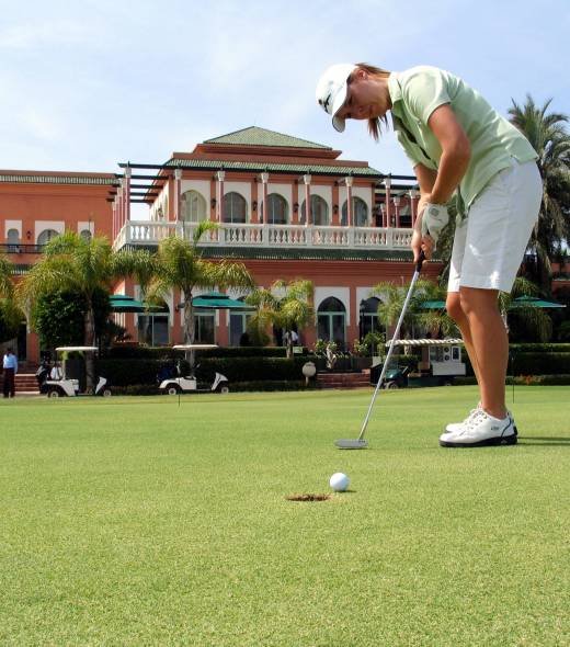 Das Puttinggrün zum Trainieren liegt direkt am Clubhaus des Palmeraie Golf Clubs.